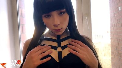 Гарачая брунэтка адсмоктвае глыбока і адчувальна трахацца за грошы