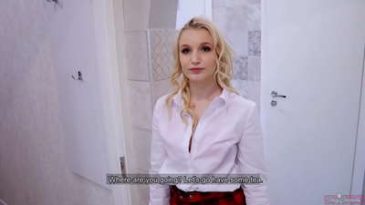 Маладая студэнтка здраджвае свайму хлопцу з яго сябрам | POV і сперма ў яе шапіках!